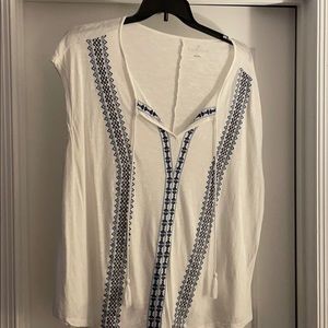Sleeveless white top with pattern